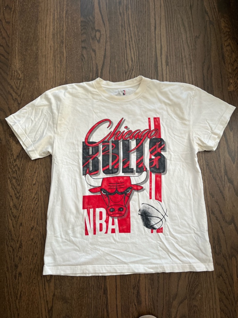 Abercrombie & Fitch White Crewneck Chicago Bulls Tee